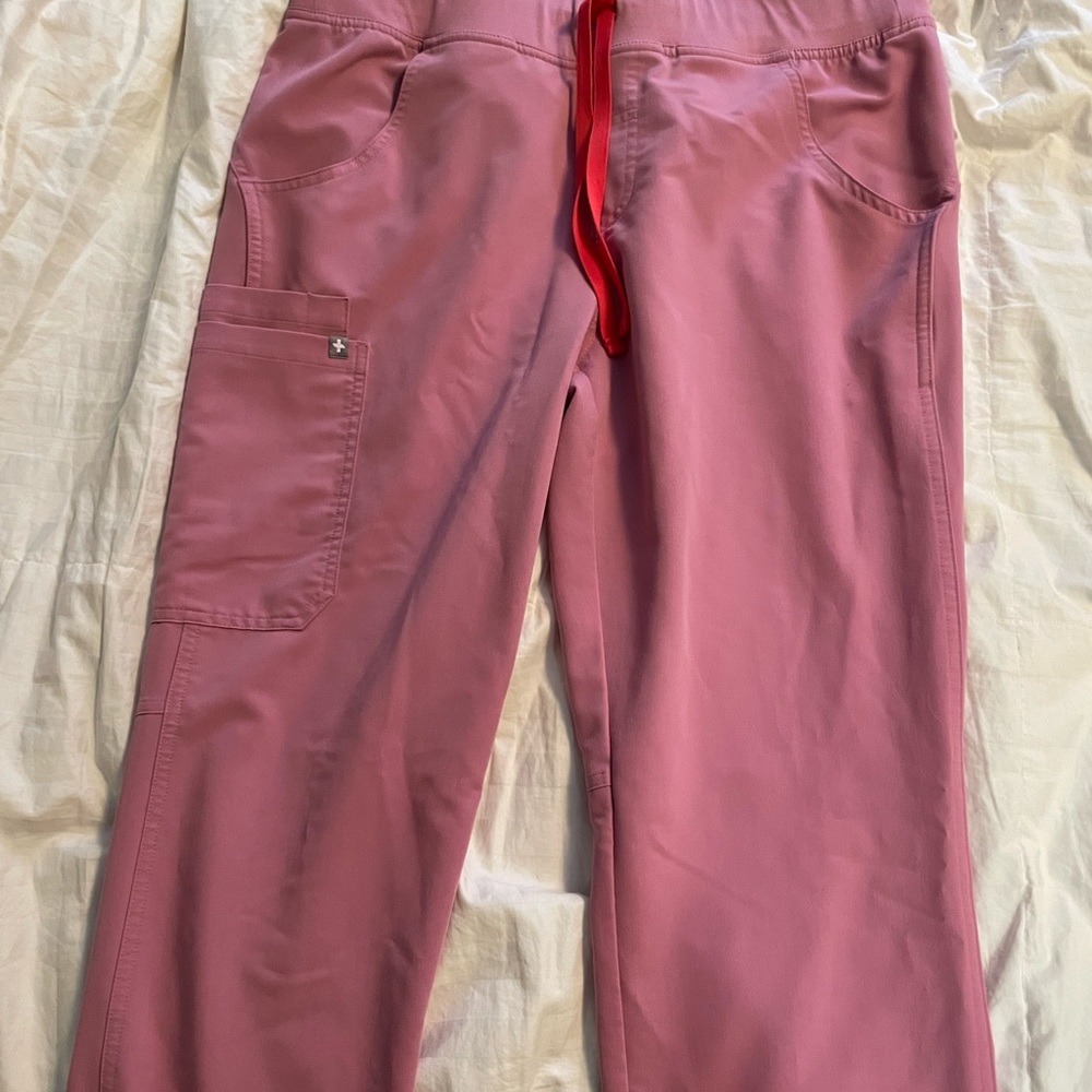 Figs chalk pink scrub set medium